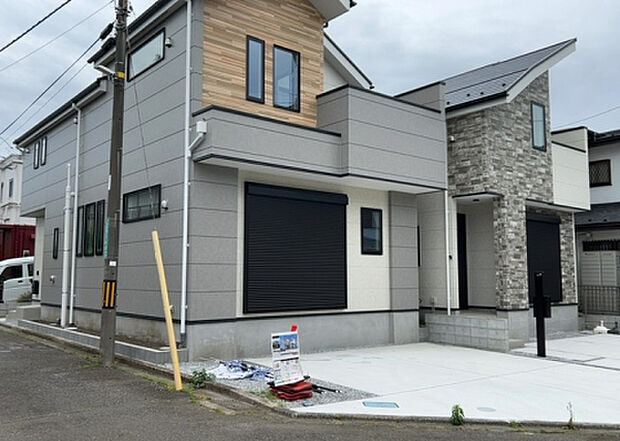 住宅用の土地では前面道路に2m以上接していなければならないと法律で定められています。しかし、お持ちの車のサイズやライフスタイルなどにより、2mでは利便が悪い場合もございますので、事前に確認しましょう。
