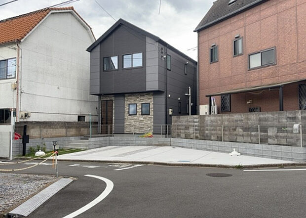 住宅用の土地では前面道路に2m以上接していなければならないと法律で定められています。しかし、お持ちの車のサイズやライフスタイルなどにより、2mでは利便が悪い場合もございますので、事前に確認しましょう。