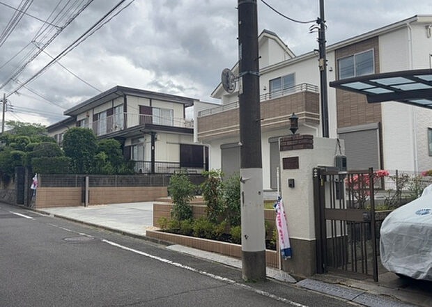 住宅用の土地では前面道路に2m以上接していなければならないと法律で定められています。しかし、お持ちの車のサイズやライフスタイルなどにより、2mでは利便が悪い場合もございますので、事前に確認しましょう。