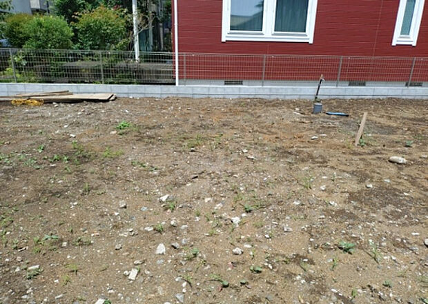 車一台あたりに必要なスペースは、標準サイズの普通自動車で横幅2m50cm、長さ5mは必要になります。ただし、乗降のことも考慮して横幅3m30cm、長さ5m50cmほどは確保できるところを選びましょう。