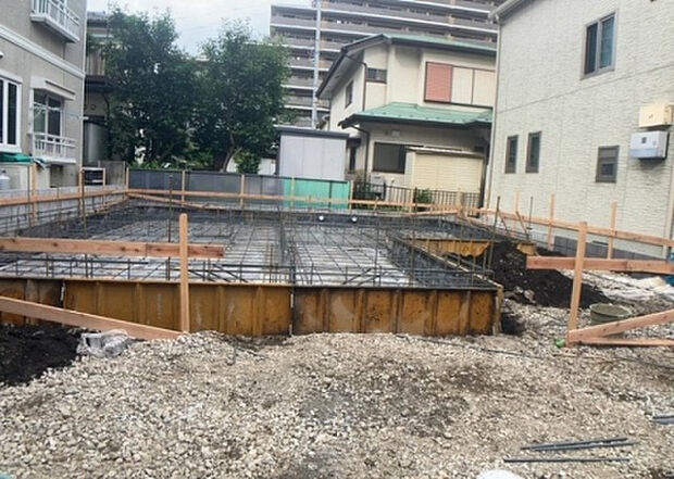 木造住宅とは土台、壁、柱など建築物の強度を支える構造体の材に木が使用されている構造を指します。構造体は建物の自重を支えるだけではなく風圧や水圧、積裁荷重などあらゆる衝撃に耐えるための基礎です。