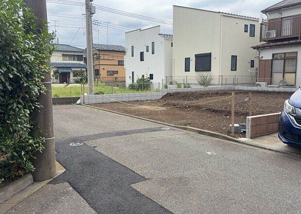 住宅用の土地では前面道路に2m以上接していなければならないと法律で定められています。しかし、お持ちの車のサイズやライフスタイルなどにより、2mでは利便が悪い場合もございますので、事前に確認しましょう。