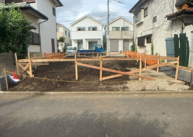住宅用の土地では前面道路に2m以上接していなければならないと法律で定められています。しかし、お持ちの車のサイズやライフスタイルなどにより、2mでは利便が悪い場合もございますので、事前に確認しましょう。