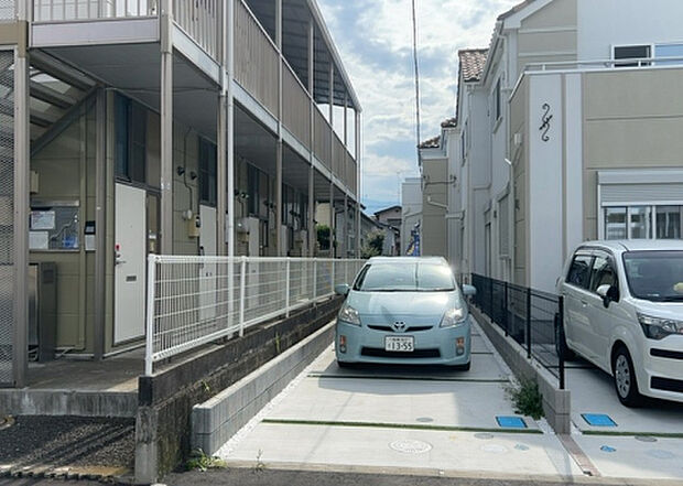住宅用の土地では前面道路に2m以上接していなければならないと法律で定められています。しかし、お持ちの車のサイズやライフスタイルなどにより、2mでは利便が悪い場合もございますので、事前に確認しましょう。