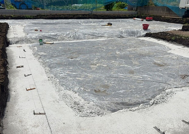 木造住宅とは土台、壁、柱など建築物の強度を支える構造体の材に木が使用されている構造を指します。構造体は建物の自重を支えるだけではなく風圧や水圧、積裁荷重などあらゆる衝撃に耐えるための基礎です。
