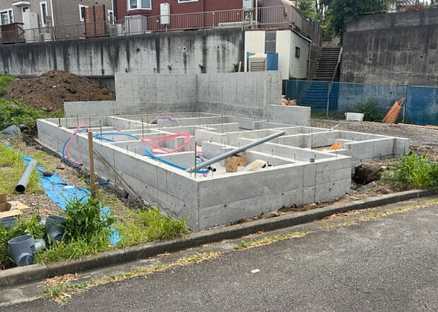 ついに完成致しました！現地をご見学に行く際は、道路の幅や周辺の交通量、施設などをご確認頂くことをおすすめします！物件の流れが早いため、内見をしたい方はお早めに当社営業までお問い合わせ頂きご予約下さい！
