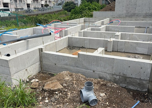 木造住宅とは土台、壁、柱など建築物の強度を支える構造体の材に木が使用されている構造を指します。構造体は建物の自重を支えるだけではなく風圧や水圧、積裁荷重などあらゆる衝撃に耐えるための基礎です。