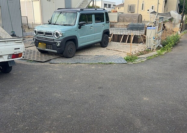 住宅用の土地では前面道路に2m以上接していなければならないと法律で定められています。しかし、お持ちの車のサイズやライフスタイルなどにより、2mでは利便が悪い場合もございますので、事前に確認しましょう。