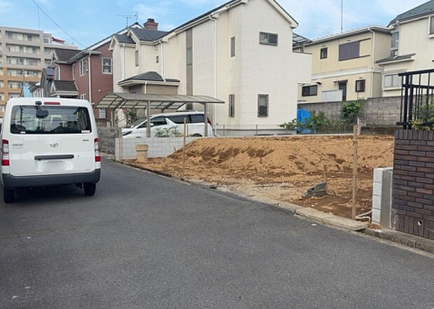 住宅用の土地では前面道路に2m以上接していなければならないと法律で定められています。しかし、お持ちの車のサイズやライフスタイルなどにより、2mでは利便が悪い場合もございますので、事前に確認しましょう。