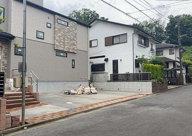住宅用の土地では前面道路に2m以上接していなければならないと法律で定められています。しかし、お持ちの車のサイズやライフスタイルなどにより、2mでは利便が悪い場合もございますので、事前に確認しましょう。