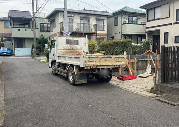 住宅用の土地では前面道路に2m以上接していなければならないと法律で定められています。しかし、お持ちの車のサイズやライフスタイルなどにより、2mでは利便が悪い場合もございますので、事前に確認しましょう。