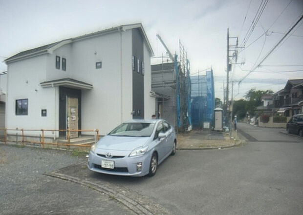 住宅用の土地では前面道路に2m以上接していなければならないと法律で定められています。しかし、お持ちの車のサイズやライフスタイルなどにより、2mでは利便が悪い場合もございますので、事前に確認しましょう。