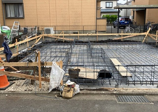 木造住宅とは土台、壁、柱など建築物の強度を支える構造体の材に木が使用されている構造を指します。構造体は建物の自重を支えるだけではなく風圧や水圧、積裁荷重などあらゆる衝撃に耐えるための基礎です。