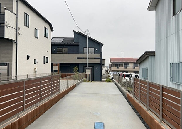 住宅用の土地では前面道路に2m以上接していなければならないと法律で定められています。しかし、お持ちの車のサイズやライフスタイルなどにより、2mでは利便が悪い場合もございますので、事前に確認しましょう。