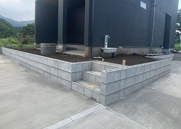 木造住宅とは土台、壁、柱など建築物の強度を支える構造体の材に木が使用されている構造を指します。構造体は建物の自重を支えるだけではなく風圧や水圧、積裁荷重などあらゆる衝撃に耐えるための基礎です。