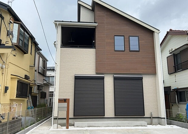 住宅用の土地では前面道路に2m以上接していなければならないと法律で定められています。しかし、お持ちの車のサイズやライフスタイルなどにより、2mでは利便が悪い場合もございますので、事前に確認しましょう。