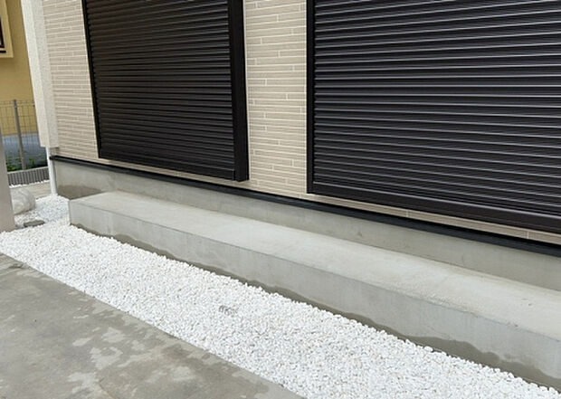 木造住宅とは土台、壁、柱など建築物の強度を支える構造体の材に木が使用されている構造を指します。構造体は建物の自重を支えるだけではなく風圧や水圧、積裁荷重などあらゆる衝撃に耐えるための基礎です。