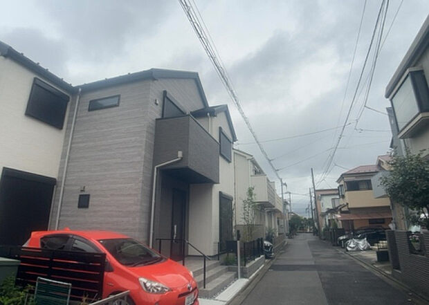 住宅用の土地では前面道路に2m以上接していなければならないと法律で定められています。しかし、お持ちの車のサイズやライフスタイルなどにより、2mでは利便が悪い場合もございますので、事前に確認しましょう。
