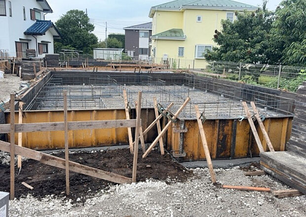 木造住宅とは土台、壁、柱など建築物の強度を支える構造体の材に木が使用されている構造を指します。構造体は建物の自重を支えるだけではなく風圧や水圧、積裁荷重などあらゆる衝撃に耐えるための基礎です。