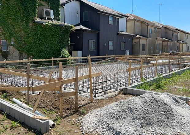 木造住宅とは土台、壁、柱など建築物の強度を支える構造体の材に木が使用されている構造を指します。構造体は建物の自重を支えるだけではなく風圧や水圧、積裁荷重などあらゆる衝撃に耐えるための基礎です。