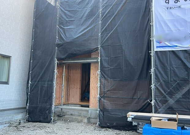 木造住宅とは土台、壁、柱など建築物の強度を支える構造体の材に木が使用されている構造を指します。構造体は建物の自重を支えるだけではなく風圧や水圧、積裁荷重などあらゆる衝撃に耐えるための基礎です。