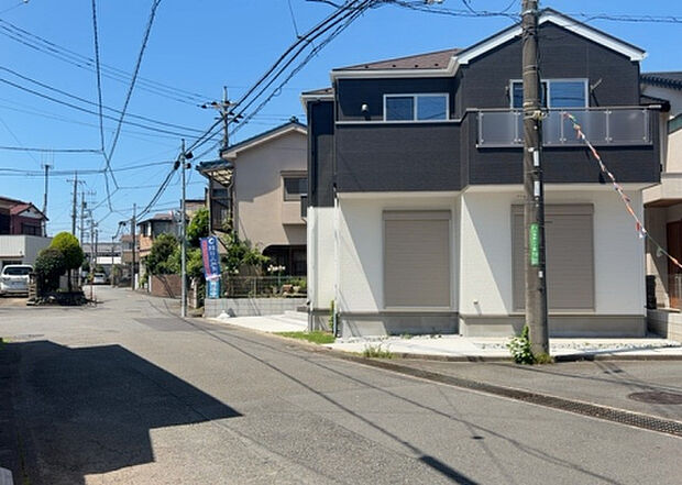 住宅用の土地では前面道路に2m以上接していなければならないと法律で定められています。しかし、お持ちの車のサイズやライフスタイルなどにより、2mでは利便が悪い場合もございますので、事前に確認しましょう。