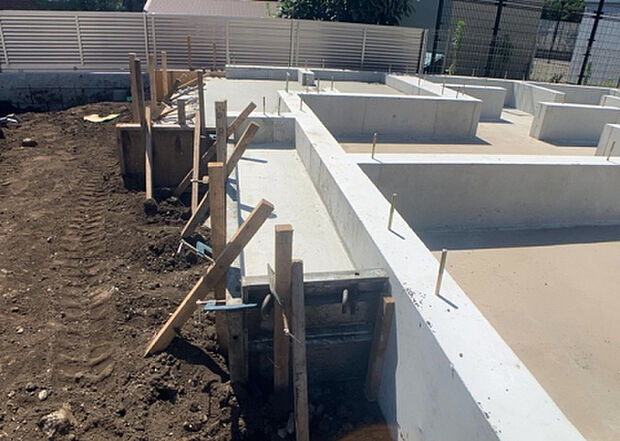 木造住宅とは土台、壁、柱など建築物の強度を支える構造体の材に木が使用されている構造を指します。構造体は建物の自重を支えるだけではなく風圧や水圧、積裁荷重などあらゆる衝撃に耐えるための基礎です。