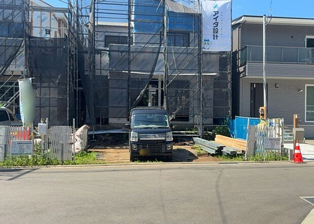住宅用の土地では前面道路に2m以上接していなければならないと法律で定められています。しかし、お持ちの車のサイズやライフスタイルなどにより、2mでは利便が悪い場合もございますので、事前に確認しましょう。