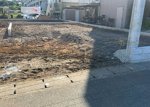 現地をご見学に行く際は、道路の幅や周辺の交通量、施設などをご確認頂くことをおすすめします！ある程度イメージをつけたいという場合は、同売主の施工事例や完成パースもお見せします。