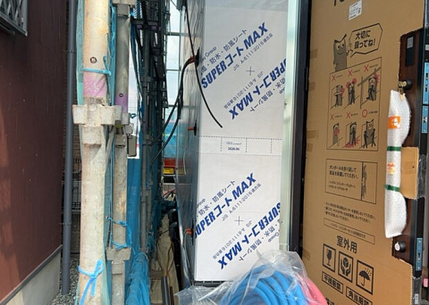 木造住宅とは土台、壁、柱など建築物の強度を支える構造体の材に木が使用されている構造を指します。構造体は建物の自重を支えるだけではなく風圧や水圧、積裁荷重などあらゆる衝撃に耐えるための基礎です。