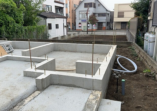 木造住宅とは土台、壁、柱など建築物の強度を支える構造体の材に木が使用されている構造を指します。構造体は建物の自重を支えるだけではなく風圧や水圧、積裁荷重などあらゆる衝撃に耐えるための基礎です。