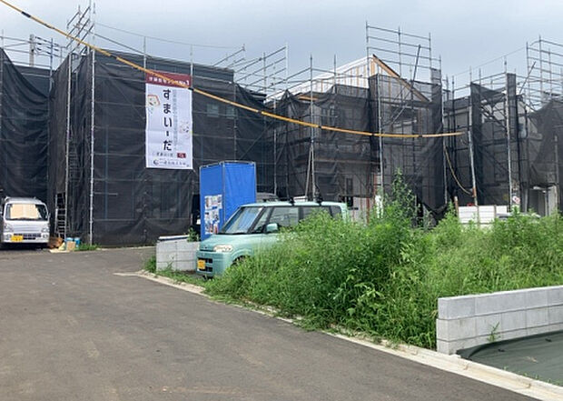 住宅用の土地では前面道路に2m以上接していなければならないと法律で定められています。しかし、お持ちの車のサイズやライフスタイルなどにより、2mでは利便が悪い場合もございますので、事前に確認しましょう。