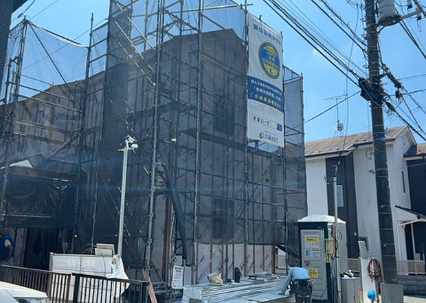 木造住宅とは土台、壁、柱など建築物の強度を支える構造体の材に木が使用されている構造を指します。構造体は建物の自重を支えるだけではなく風圧や水圧、積裁荷重などあらゆる衝撃に耐えるための基礎です。