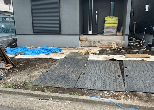車一台あたりに必要なスペースは、標準サイズの普通自動車で横幅2m50cm、長さ5mは必要になります。ただし、乗降のことも考慮して横幅3m30cm、長さ5m50cmほどは確保できるところを選びましょう。