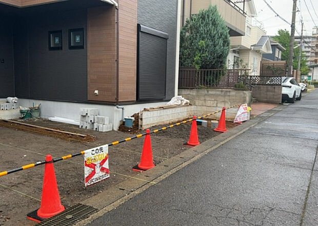 住宅用の土地では前面道路に2m以上接していなければならないと法律で定められています。しかし、お持ちの車のサイズやライフスタイルなどにより、2mでは利便が悪い場合もございますので、事前に確認しましょう。