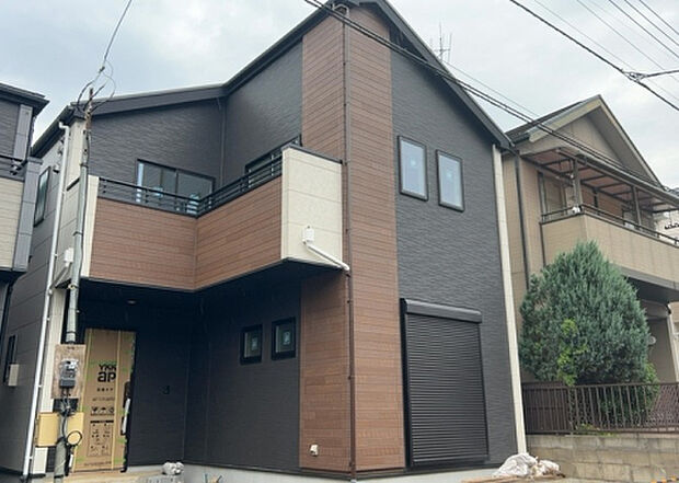 木造住宅とは土台、壁、柱など建築物の強度を支える構造体の材に木が使用されている構造を指します。構造体は建物の自重を支えるだけではなく風圧や水圧、積裁荷重などあらゆる衝撃に耐えるための基礎です。
