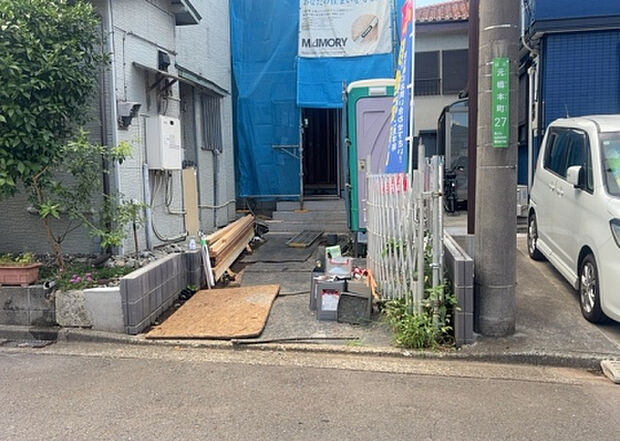 住宅用の土地では前面道路に2m以上接していなければならないと法律で定められています。しかし、お持ちの車のサイズやライフスタイルなどにより、2mでは利便が悪い場合もございますので、事前に確認しましょう。