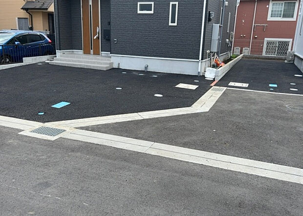 住宅用の土地では前面道路に2m以上接していなければならないと法律で定められています。しかし、お持ちの車のサイズやライフスタイルなどにより、2mでは利便が悪い場合もございますので、事前に確認しましょう。