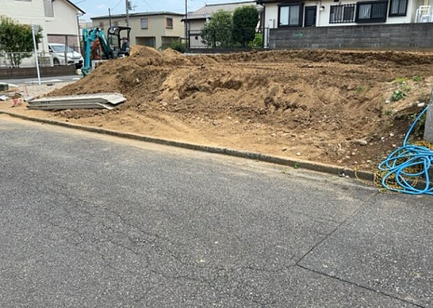 住宅用の土地では前面道路に2m以上接していなければならないと法律で定められています。しかし、お持ちの車のサイズやライフスタイルなどにより、2mでは利便が悪い場合もございますので、事前に確認しましょう。