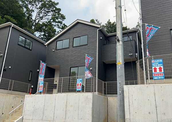ついに完成致しました！現地をご見学に行く際は、道路の幅や周辺の交通量、施設などをご確認頂くことをおすすめします！物件の流れが早いため、内見をしたい方はお早めに当社営業までお問い合わせ頂きご予約下さい！