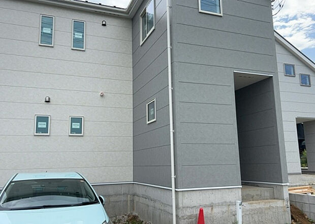 木造住宅とは土台、壁、柱など建築物の強度を支える構造体の材に木が使用されている構造を指します。構造体は建物の自重を支えるだけではなく風圧や水圧、積裁荷重などあらゆる衝撃に耐えるための基礎です。