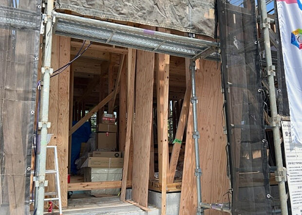 木造住宅とは土台、壁、柱など建築物の強度を支える構造体の材に木が使用されている構造を指します。構造体は建物の自重を支えるだけではなく風圧や水圧、積裁荷重などあらゆる衝撃に耐えるための基礎です。