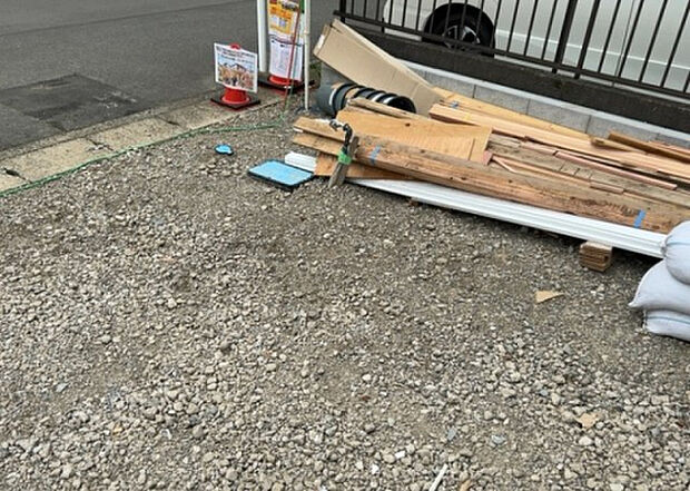 車一台あたりに必要なスペースは、標準サイズの普通自動車で横幅2m50cm、長さ5mは必要になります。ただし、乗降のことも考慮して横幅3m30cm、長さ5m50cmほどは確保できるところを選びましょう。