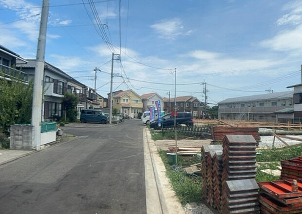 住宅用の土地では前面道路に2m以上接していなければならないと法律で定められています。しかし、お持ちの車のサイズやライフスタイルなどにより、2mでは利便が悪い場合もございますので、事前に確認しましょう。