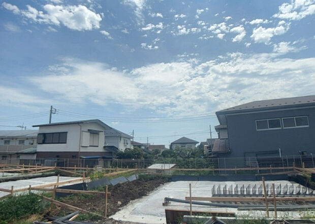 桜や紅葉の名所に出かける人は多いと思いますが、家にいながら季節の移ろいを感じる生活を送りませんか?リビングや窓から見える景色が生活を彩るワンポイントに!現地から見える景色を堪能してみては如何でしょう。