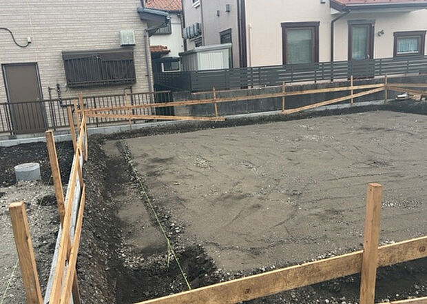 現地をご見学に行く際は、道路の幅や周辺の交通量、施設などをご確認頂くことをおすすめします!ある程度イメージをつけたいという場合は、同売主の施工事例や完成パースもお見せします。