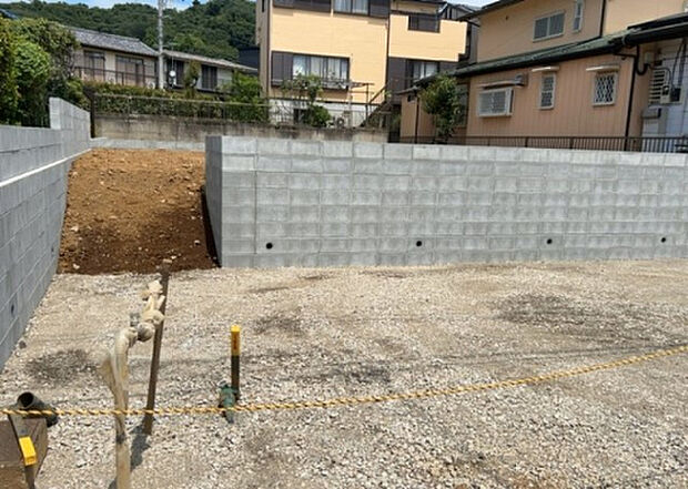 現地をご見学に行く際は、道路の幅や周辺の交通量、施設などをご確認頂くことをおすすめします!ある程度イメージをつけたいという場合は、同売主の施工事例や完成パースもお見せします。