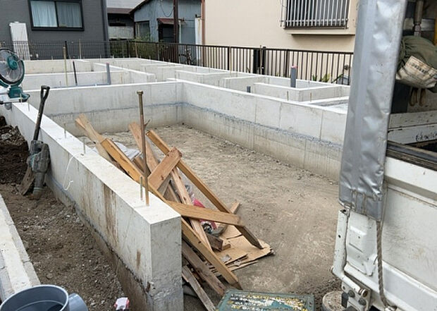 車一台あたりに必要なスペースは、標準サイズの普通自動車で横幅2m50cm、長さ5mは必要になります。ただし、乗降のことも考慮して横幅3m30cm、長さ5m50cmほどは確保できるところを選びましょう。