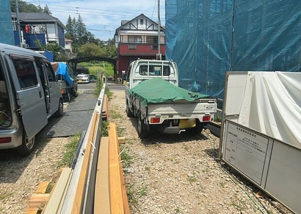 車一台あたりに必要なスペースは、標準サイズの普通自動車で横幅2m50cm、長さ5mは必要になります。ただし、乗降のことも考慮して横幅3m30cm、長さ5m50cmほどは確保できるところを選びましょう。