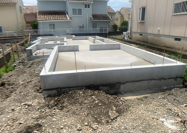 木造住宅とは土台、壁、柱など建築物の強度を支える構造体の材に木が使用されている構造を指します。構造体は建物の自重を支えるだけではなく風圧や水圧、積裁荷重などあらゆる衝撃に耐えるための基礎です。